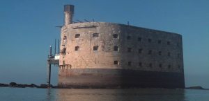 fort boyard; kayak